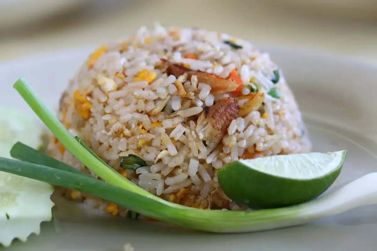 Nasi goreng dikenal sebagai masakan nusantra padahal sejarah nasi goreng bukan berasal dari Indonesia. Untuk menambah wawasan lomba nasi goreng Mba Ita, informasi ini bisa Anda baca ya.
