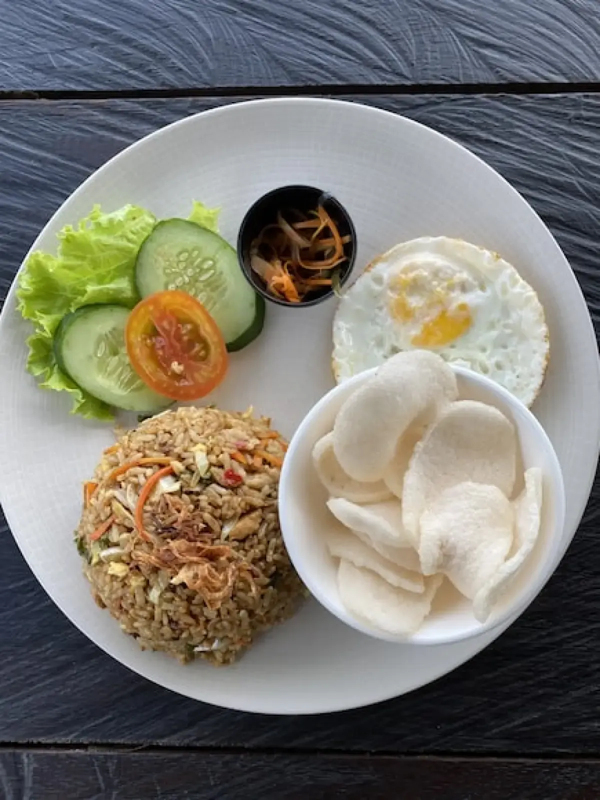 Ilustrasi | Ada banyak manfaat nasi goreng tapi juga ada bahayanya. (Unsplash/Iosi Pratama)