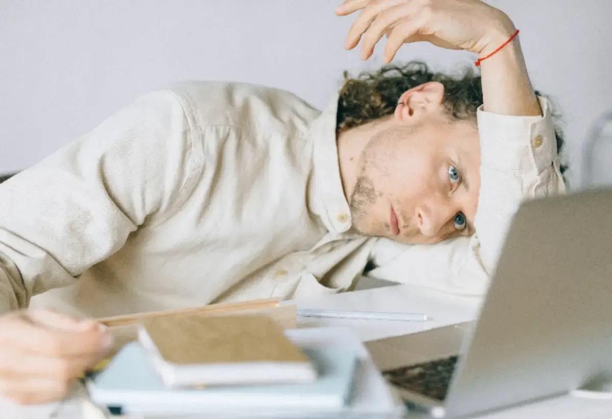 Ilustrasi | Tanda kamu workaholic hingga mengorbankan kehidupan pribadimu. (Sumber : Pexels/Nataliya Vaitkevich)