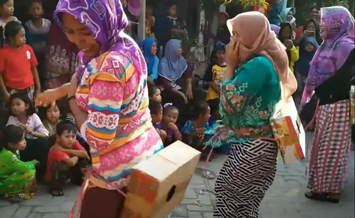 Lomba goyang kardus untuk memeriahkan Hari Kemerdekaan RI 17 Agustus 2023. (Sumber : YouTube Dhany Khapoor)