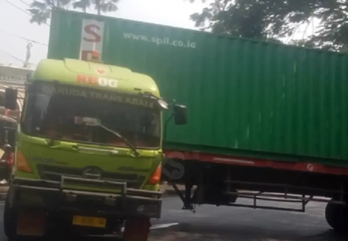 Truk kontainer tak kuat menanjak di tanjakan Silayur, berakhir malang melintang di jalan, Kamis 3 Agustus 2023. (Sumber : Instagram @kejadiansmg)