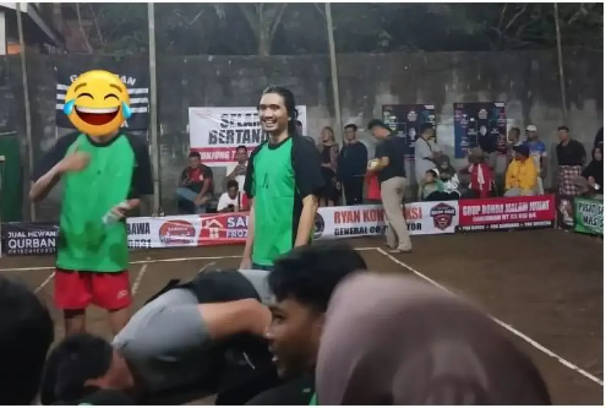Duta Sheila On 7 saat memperkuat tim lomba Voli Agustusan (Sumber : Twitter Merapi Undercover)