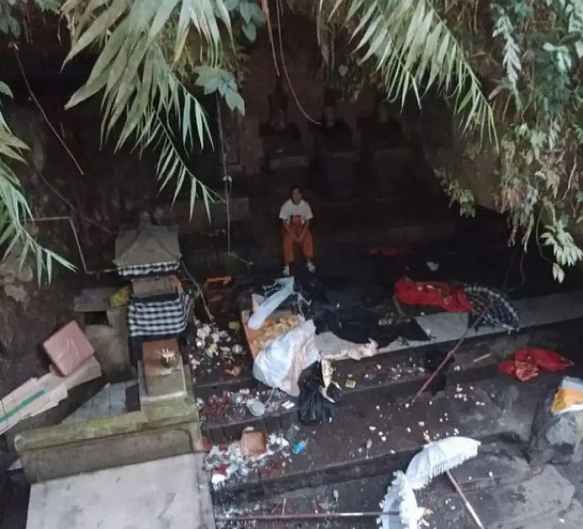 Viral Turis Korea Rusak Pura Goa Raja Besakih Bali Usai Ngaku Dapat Bisikan Gaib (Sumber : Instagram/@polreskarangasem.id)