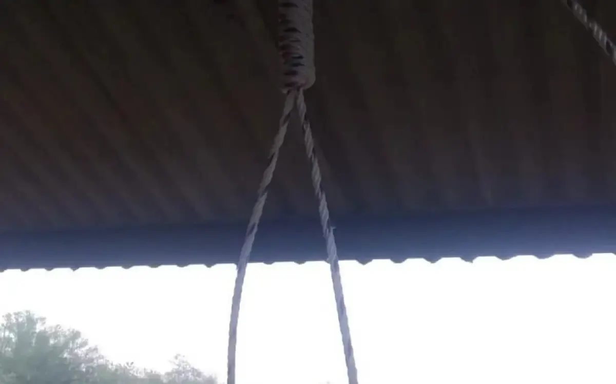 Tali simpul yang jadi barang bukti di TKP tewasnya mahasiswa Fakultas Hukum yang ditemukan gantung diri di Lapangan Tembak Mangunharjo Tembalang, Jumat 11 Agustus 2023. (Sumber : Team Elang Hebat Semarang)