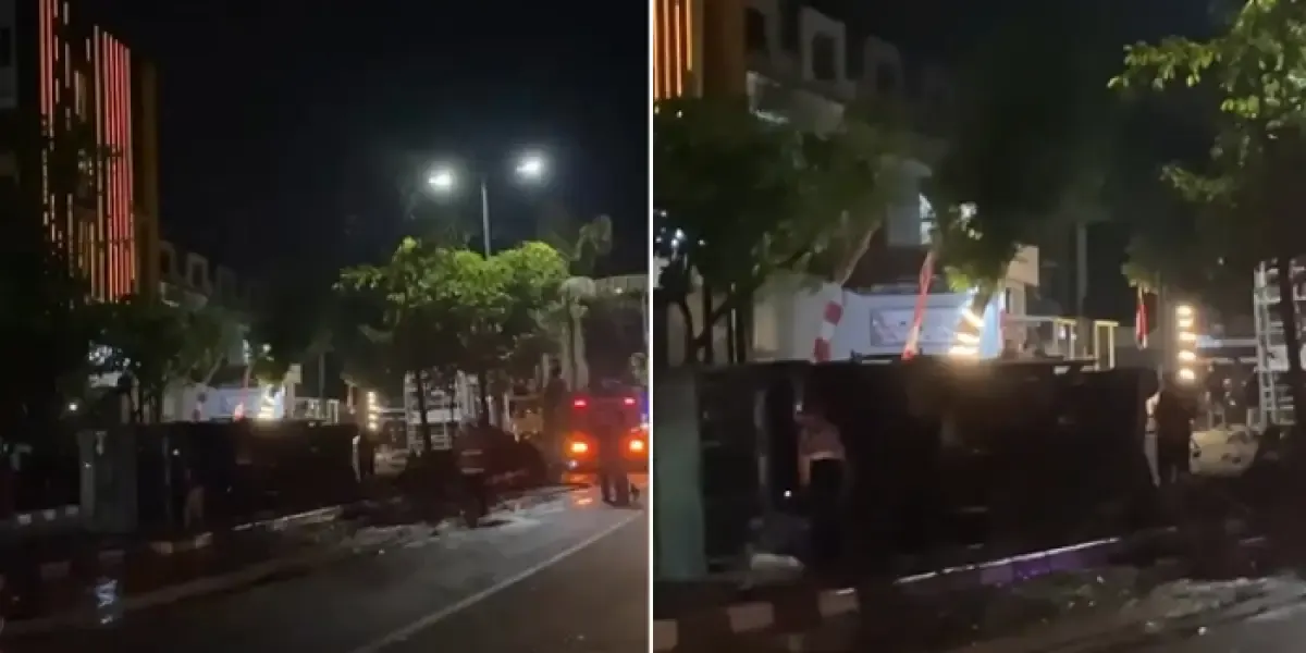 Truk terguling usai menabrak pembatas jalan di Jalan Pamularsih, Semarang (Sumber : Instagram/@infokejadiansemarang)