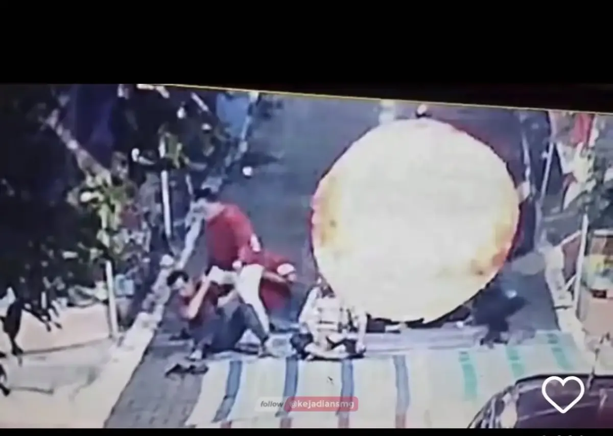 Video RT pukul warga di Pasadena, Semarang (Sumber : Instagram @kejadiansmg)