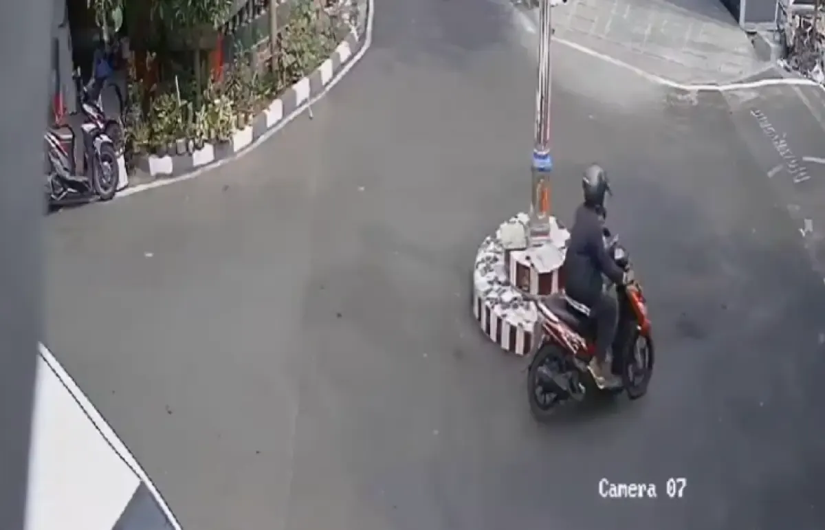 Terekam CCTV aksi jambret rampas HP bocah SD di Jalan Puspogiwang, Semarang Barat, Jumat 18 Agustus 2023 siang. (Sumber : Instagram @infokejadiansemarang.new)