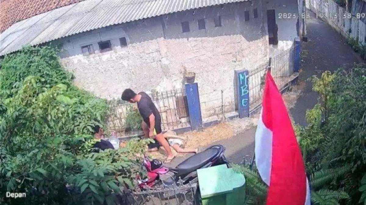 Remaja Diinjak Kepalanya Terekam CCTV, Viral di Media Sosial Gegara Asmara