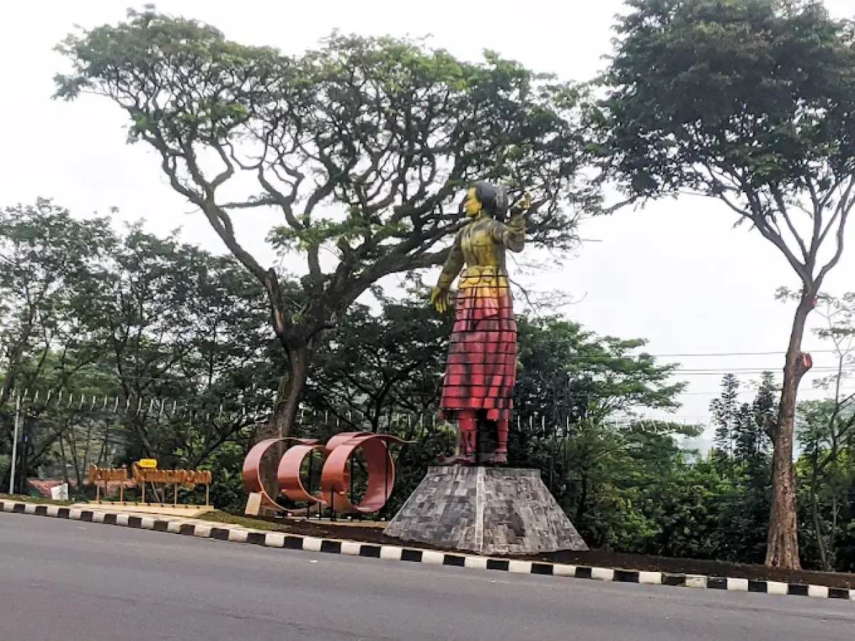 Patung Penari Denok atau Patung Tari Semarangan yang berlokasi Taman Kaliwiru, Kecamatan Candisari, Kota Semarang. (Sumber : Google Yanuar Adi Permana)