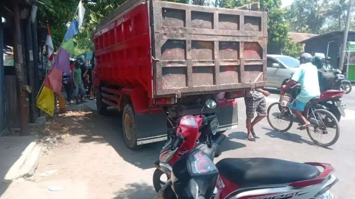 Terjadi kecelakaan maut di Jalan Woltermonginsidi, Bangetayu, Genuk, Kota Semarang, Senin 28 Agustus 2023 siang sekitar pukul 11.40 WIB, tewaskan seorang ibu-ibu. (Sumber : Instagram @infokejadian_genuk)