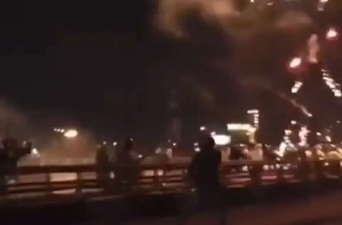 Viral video gerombolan pemuda yang sedang tawuran di Jalan Arteri Yos Sudarso Semarang Utara tepatnya di Jembatan Pos 4 Pelabuhan yang beredar pada Senin 28 Agustus 2023 malam. (Sumber : Instagram @infokejadiansemarang.new)