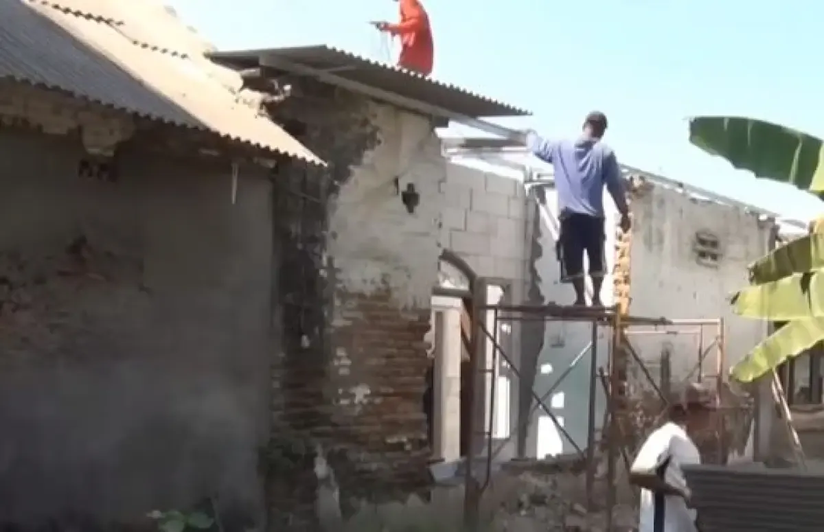 Masriah kembali ganggu tetangganya Wiwik dengan halangi tukang renovasi rumah (Sumber : KompasTV)