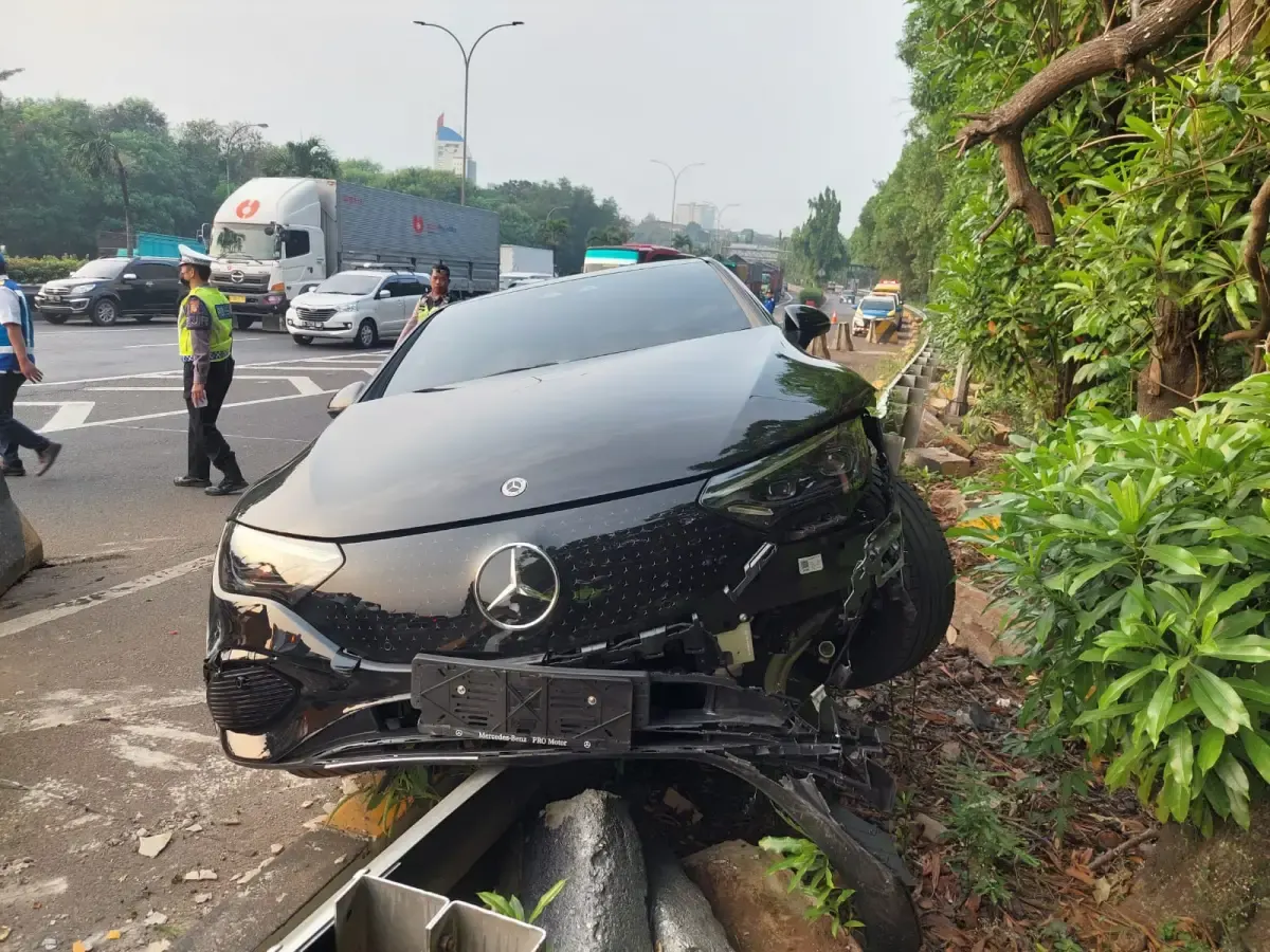 Ilustrasi. Mobil Mercedes Benz EQS keluaran terbaru ringsek setelah alami kecelakaan tunggal di Tol Ciputat, Rabu 21 Juni 2023. (Sumber : Twitter @TMCPoldaMetro)