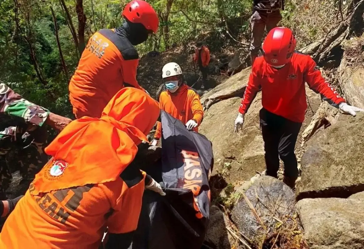 Tim SAR Makassar berhasil menemukan jenazah Fitrah Perdana (24), pendaki asal Bone yang dilaporkan hilang di Gunung Bulu Sonrongan Pangkep. (Sumber : Instagram/basarnas_sulsel)