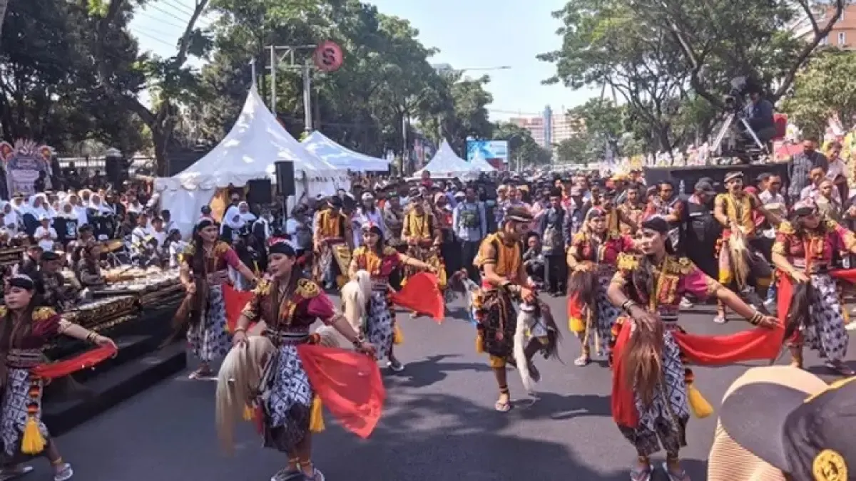 Pertunjukan tradisional dan makan-makan gratis di Jalan Pahlawan Kota Semarang dalam rangka perpisahan Ganjar Pranowo, Selasa 5 September 2023. (Sumber : Instagram @beritasemaranghariini)