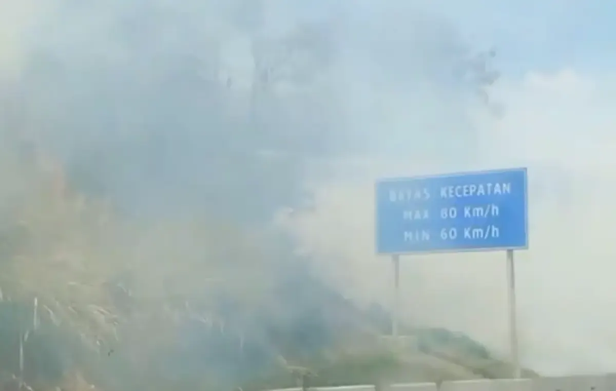 Terjadi kebakaran di area hijau pinggir Jalan Tol Krapyak arah ke Ungaran pada Selasa 12 September 2023 siang ini, pengendara waspada asap tebal. (Sumber : Instagram @infokejadiansemarang.new)