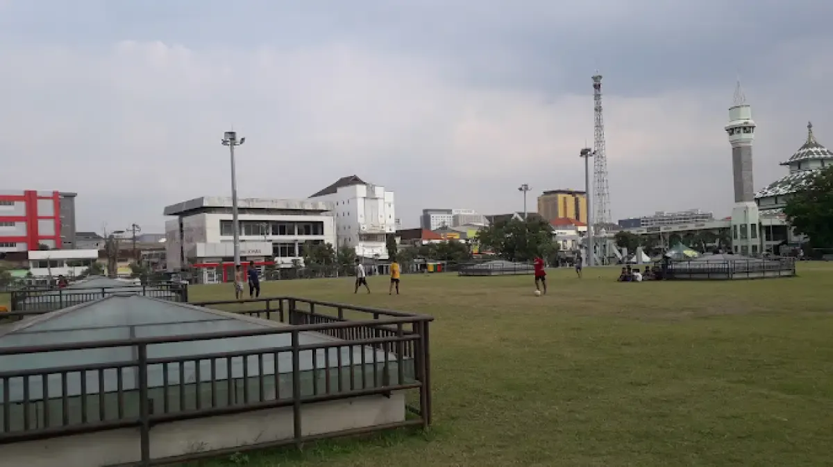 Rumput di Alonn-Aloon Masjid Agung Kota Semarang masih dalam proses renovasi, rumput akan diganti menjadi rumput sintetis mirip di Alun-alun Bandung. (Sumber : Google Yuan Fajar)