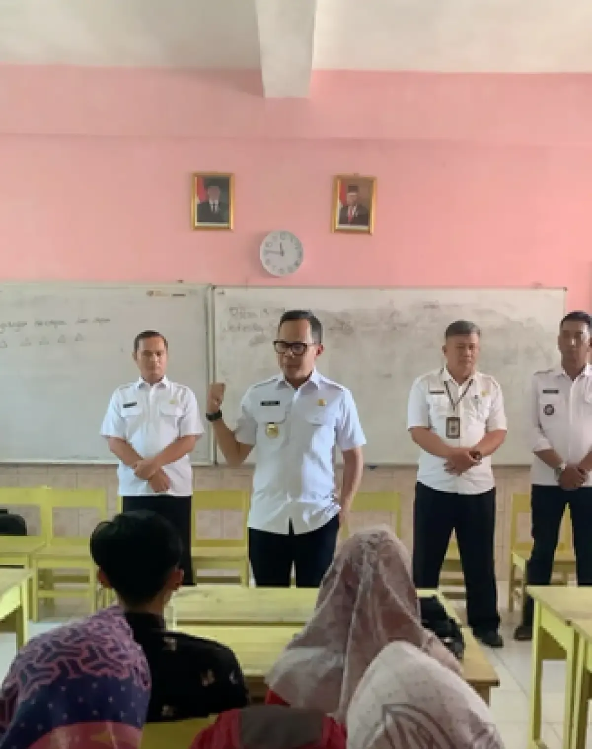Wali Kota Bogor Bima Arya saat mendatangi sekolah tempat Pak Reza mengajar (Sumber : Instagram/@bimaaryasugiarto)