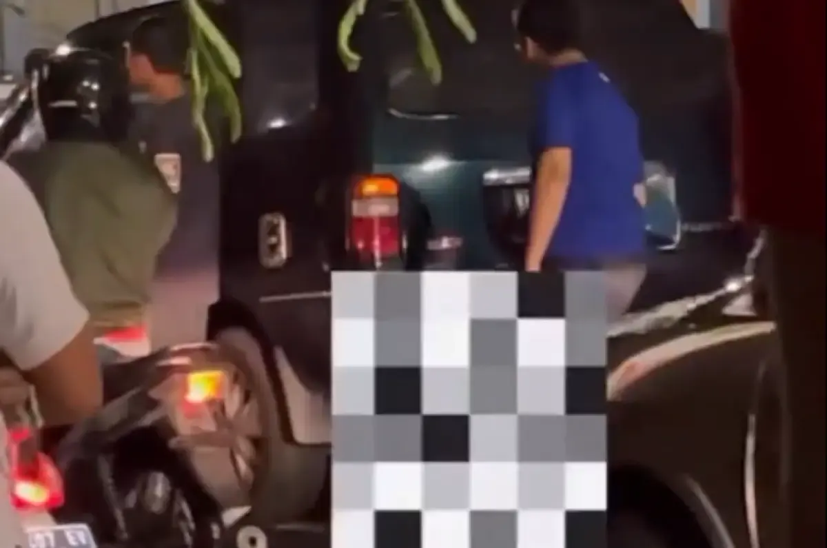 Pengemudi mobil Toyota Kijang mengaku pemotor yang berakhir tewas jatuh duluan sebelum tertabrak dan masuk kolong mobilnya pada kecelakaan di Jalan Brigjen Katamso Semarang, Kamis 14 September 2023 malam. (Sumber : Instagram @infoseputarsemarang)