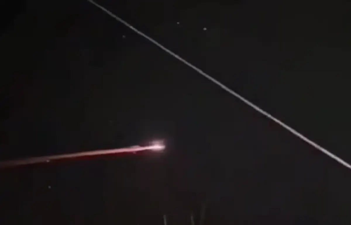 Penampakan benda bercahaya di langit diduga meteor atau bintang jatuh, terlihat di Klaten hingga Yogyakarta, Kamis 14 September 2023 malam. (Sumber : Twitter @radiantoko)