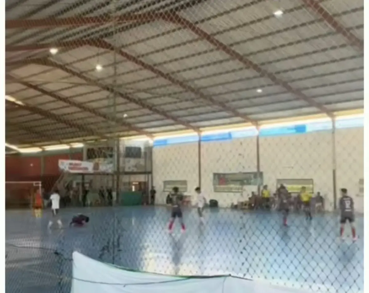 Seorang pemain futsal asal Malang diduga kesal dan tendang kepala pemain lawan (Sumber : instagram @wadarviral.id)