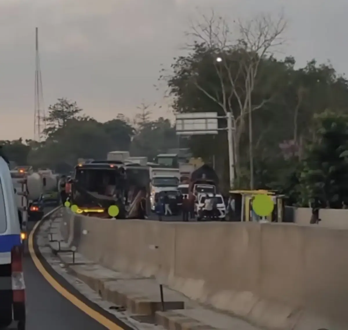 Penampakan kecelakaan di Tol Tembalang (Sumber : instagram @kejadiansemarang.new)