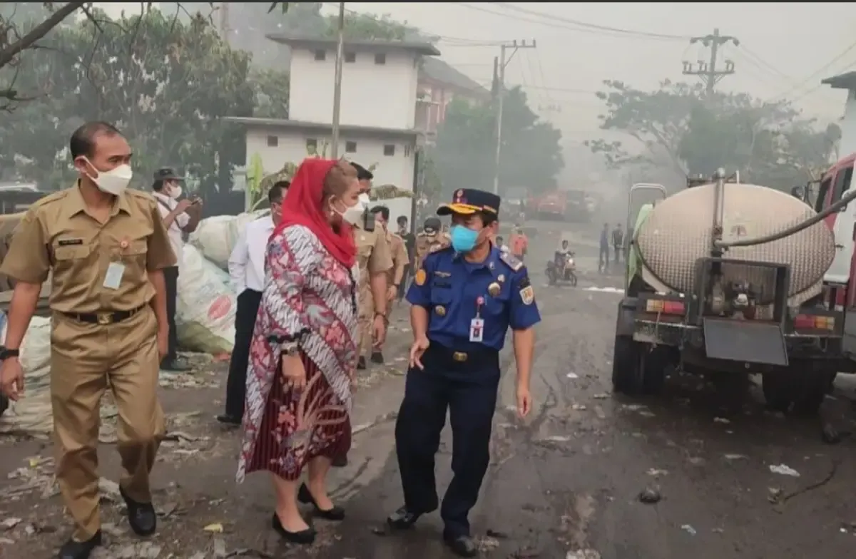 Mbak ita tinjau lokasi kebakaran di TPA Jatibarang (Sumber : antara)