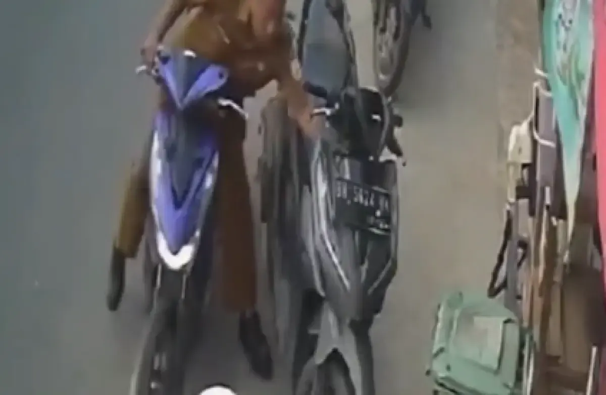 ASN curi HP siswi SMA, aksinya terekam CCTV (Twitter/@kontenberfaedah)