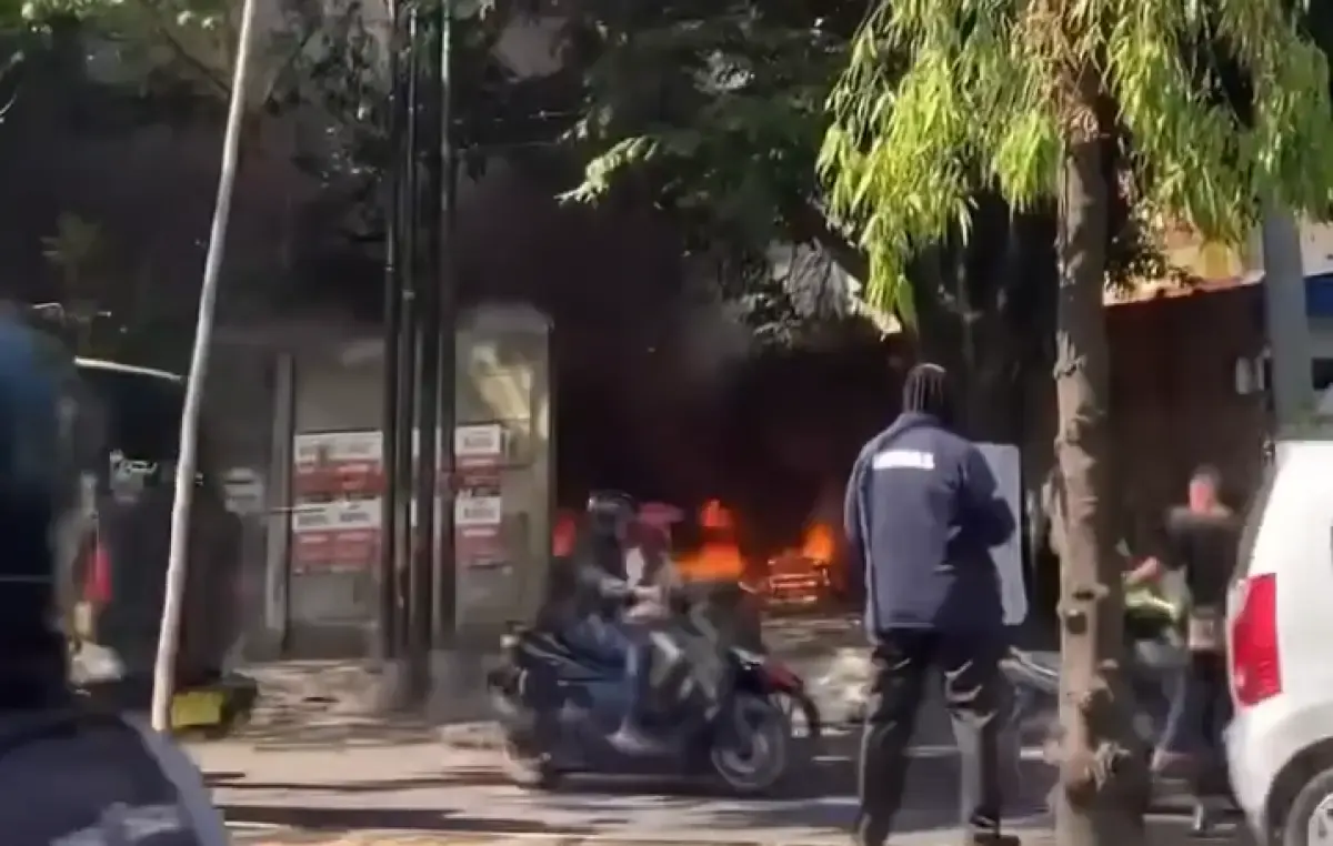 Api melalap tumpukan kayu di lahan kosong yang berlokasi di Jalan Arteri Soekarno-Hatta tepatnya di seberang relokasi Pasar Johar, Senin 25 September 2023 siang. (Sumber : Instagram @infokejadiansemarang.new)