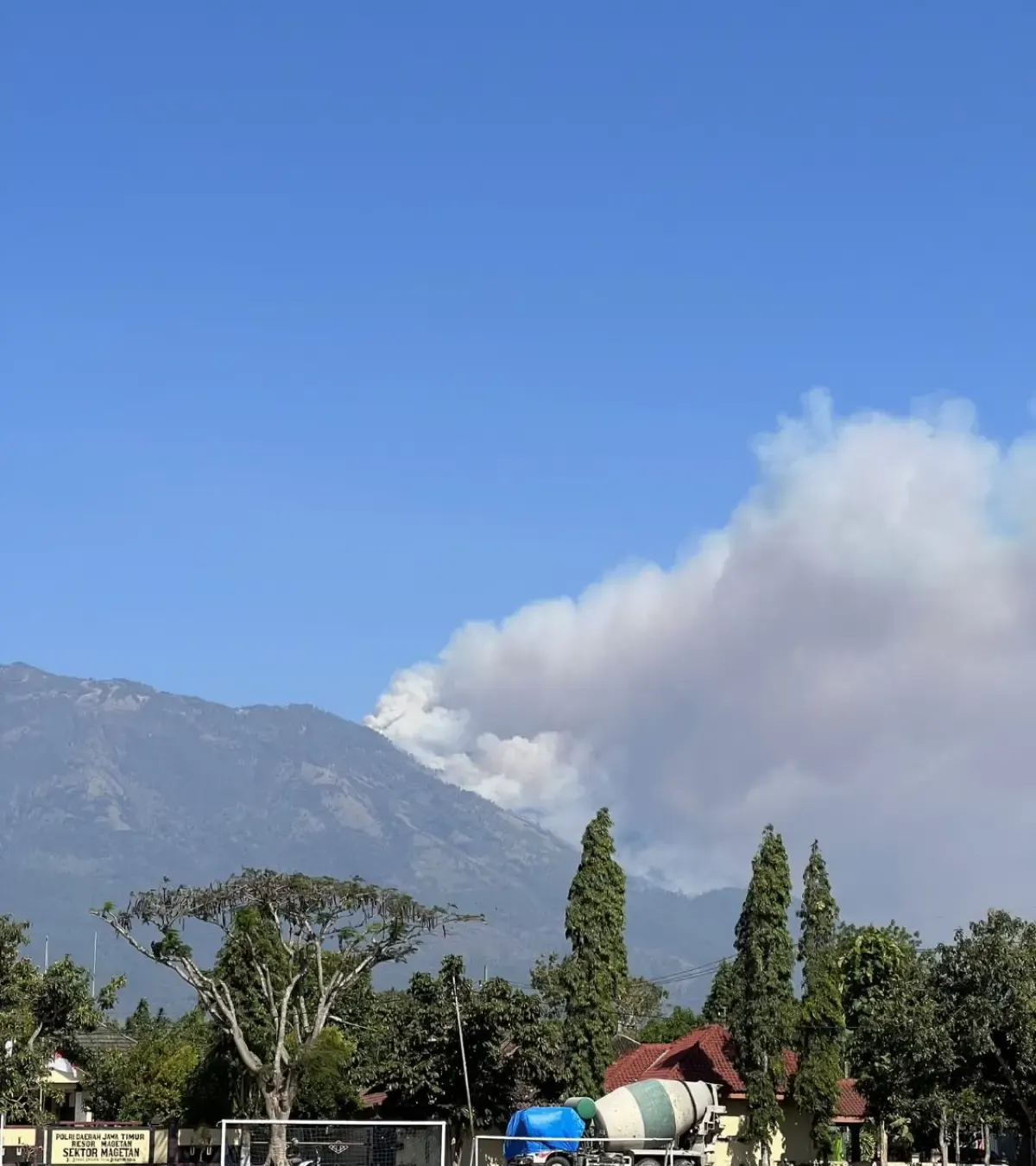 Penampakan kebakaran gunung lawu dari magetan (Sumber : media sosial x @merapi_uncover)