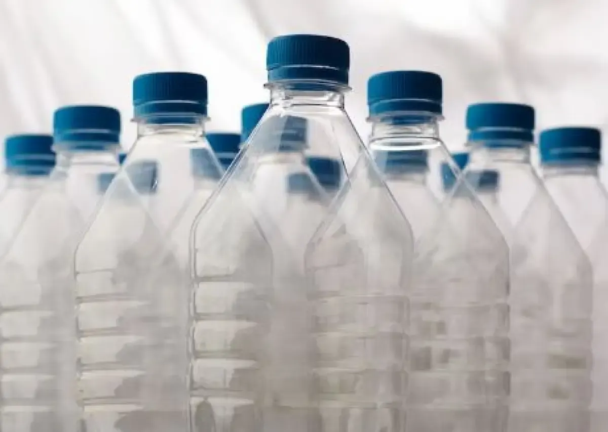 Ilustrasi | Bahaya Gelas dan Botol Plastik Sekali Pakai, Tidak Hanya Berdampak Pada Kesehatan (Sumber : Freepik/photogenia)