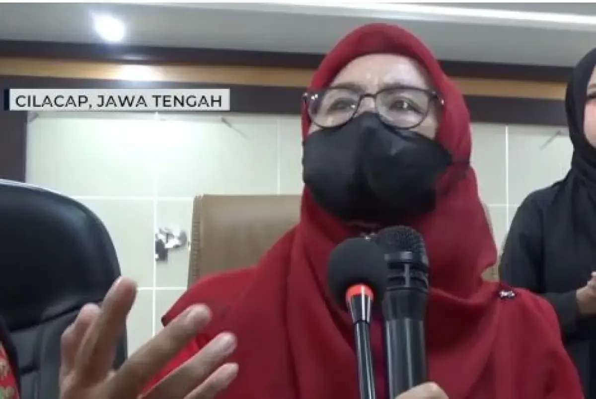 Kepala Sekolah SMP 2 Cimanggu, Wuri Handayani (Sumber : Tangkapan layar YouTube Kompas TV)