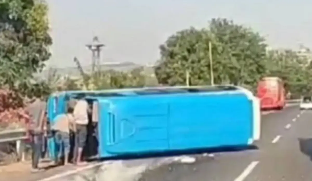 Kecelakaan bus pariwisata di tol semarang (Sumber : Instagram @infokejadiansemarang)