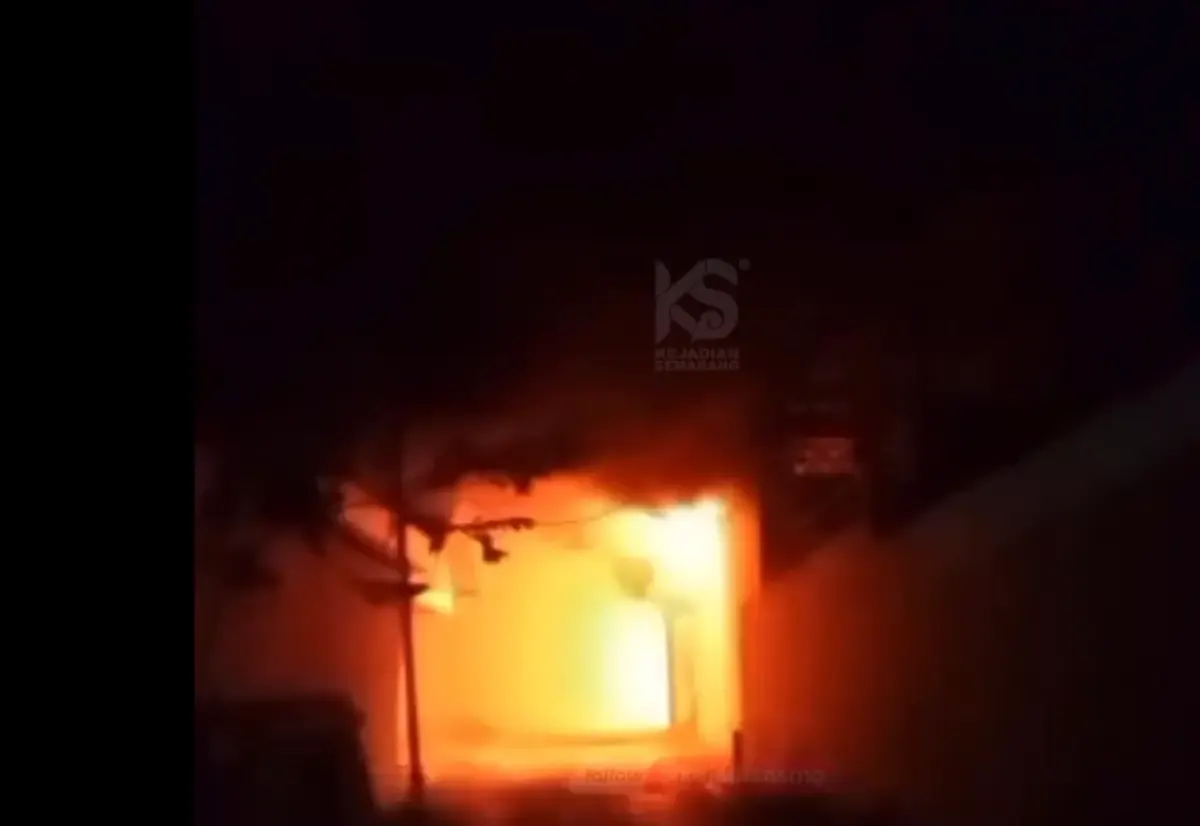 Terjadi kebakaran di sebuah pabrik busa yang berlokasi di Tegalsari, Mangkang, Tugu, Kota Semarang, Selasa 3 Oktober 2023 dini hari sekitar pukul 01.30 WIB. (Sumber : Instagram @kejadiansmg)