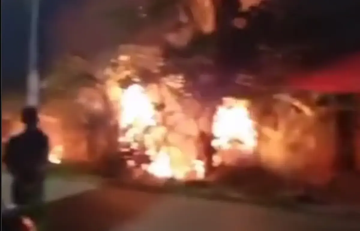 Terjadi kebakaran lahan kosong yang berlokasi di Karangroto, Genuk, Kota Semarang, Rabu 4 Oktober 2023 dini hari sekitar pukul 01.00 WIB (Sumber : Instagram @infokejadian_genuk)