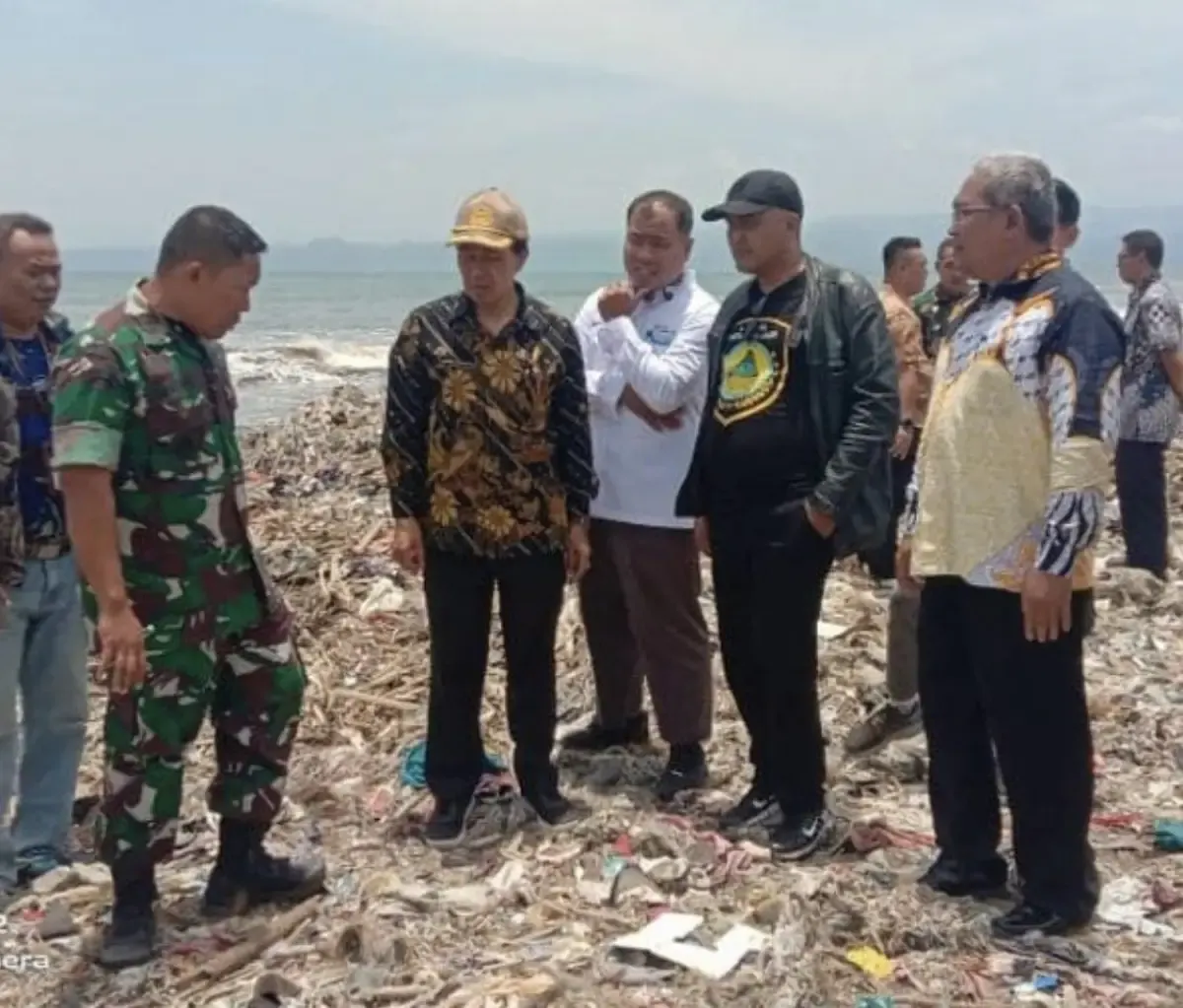 Pemkab Sukabumi saat tinjau lokasi Pantai Cibutun (Sumber : instagram @pemkab_sukabumi_diskominfo)