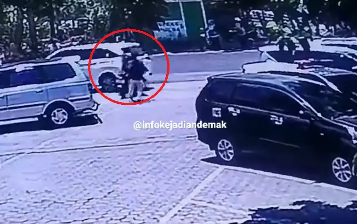 Aksi 2 maling yang nekat menggondol uang Pilkades senilai Rp 90 juta yang dibawa oleh perangkat desa Kotakan, Karanganyar, Demak, Selasa 3 Oktober 2023. (Sumber : Instagram @infokejadiandemak)