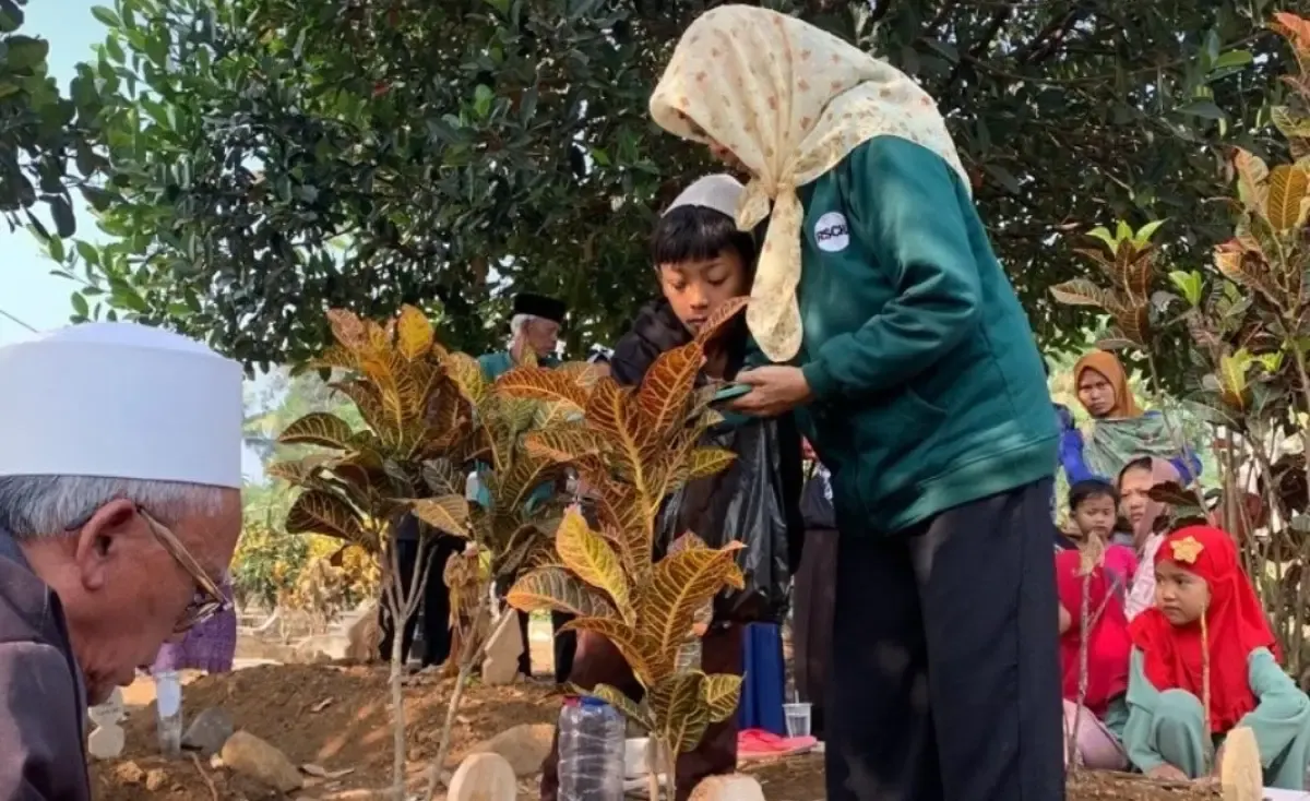 Anak Dini Sera Afrianti yang kini berusia 12 tahun. Ditinggal sejak bayi, sekalinya bertemu di pemakaman. (Sumber : Instagram @fikaaa.rs)