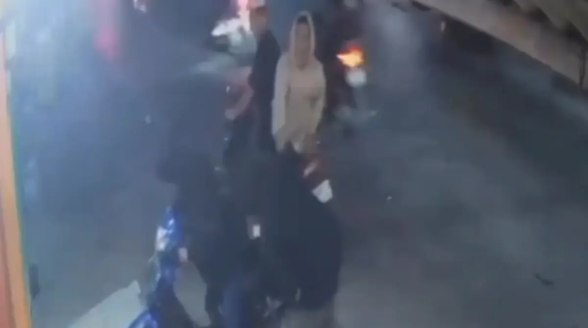 Terekam kamera CCTV aksi pria yang turun dari motor lalu tiba-tiba membacok 2 orang di pinggir Jalan Jolotundo, Semarang. (Sumber : Instagram @kejadiansmg)