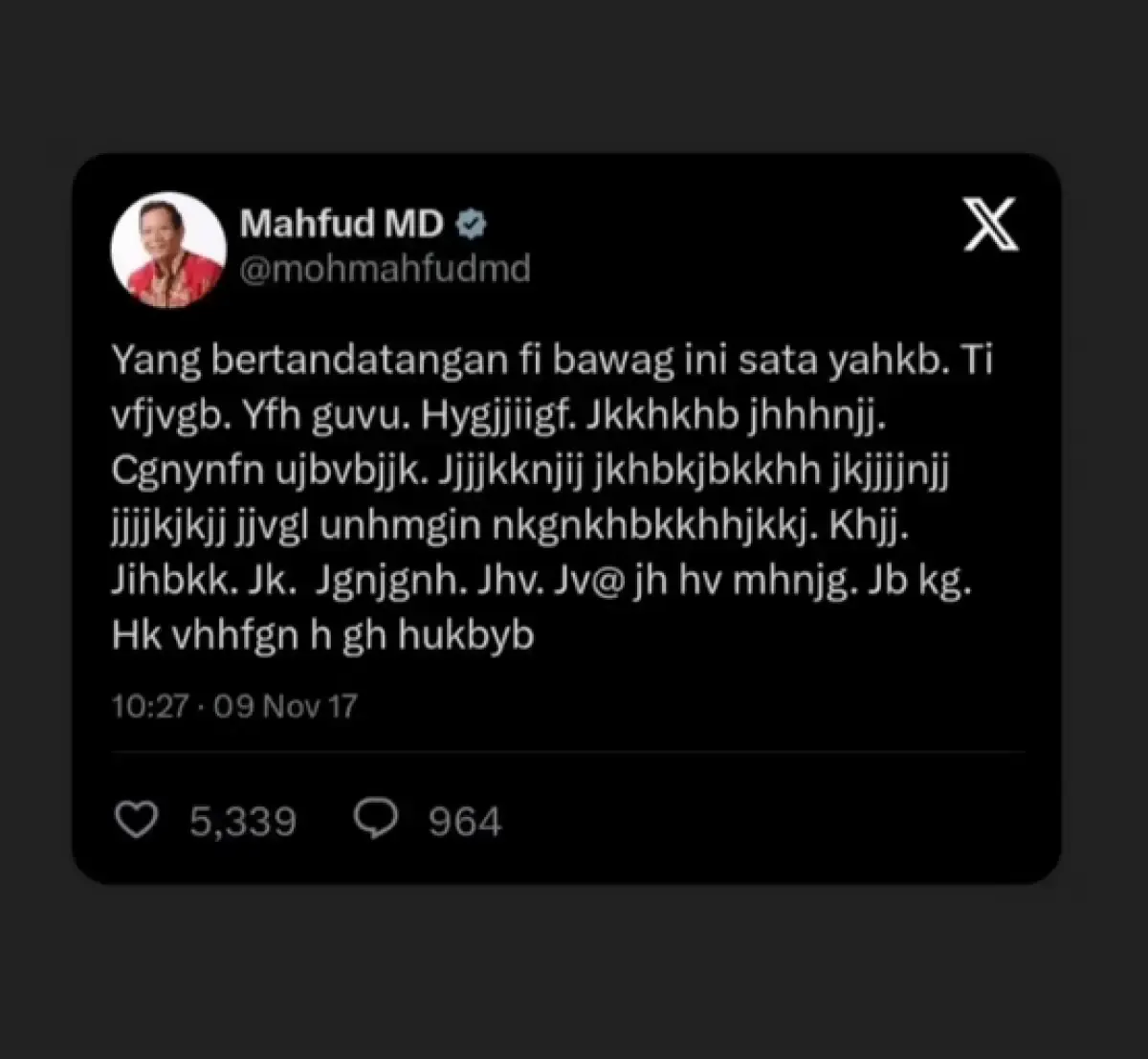 Cuitan lawas ponsel Mahfud MD dibajak cucu (Sumber : Instagram/@politicaljokes)