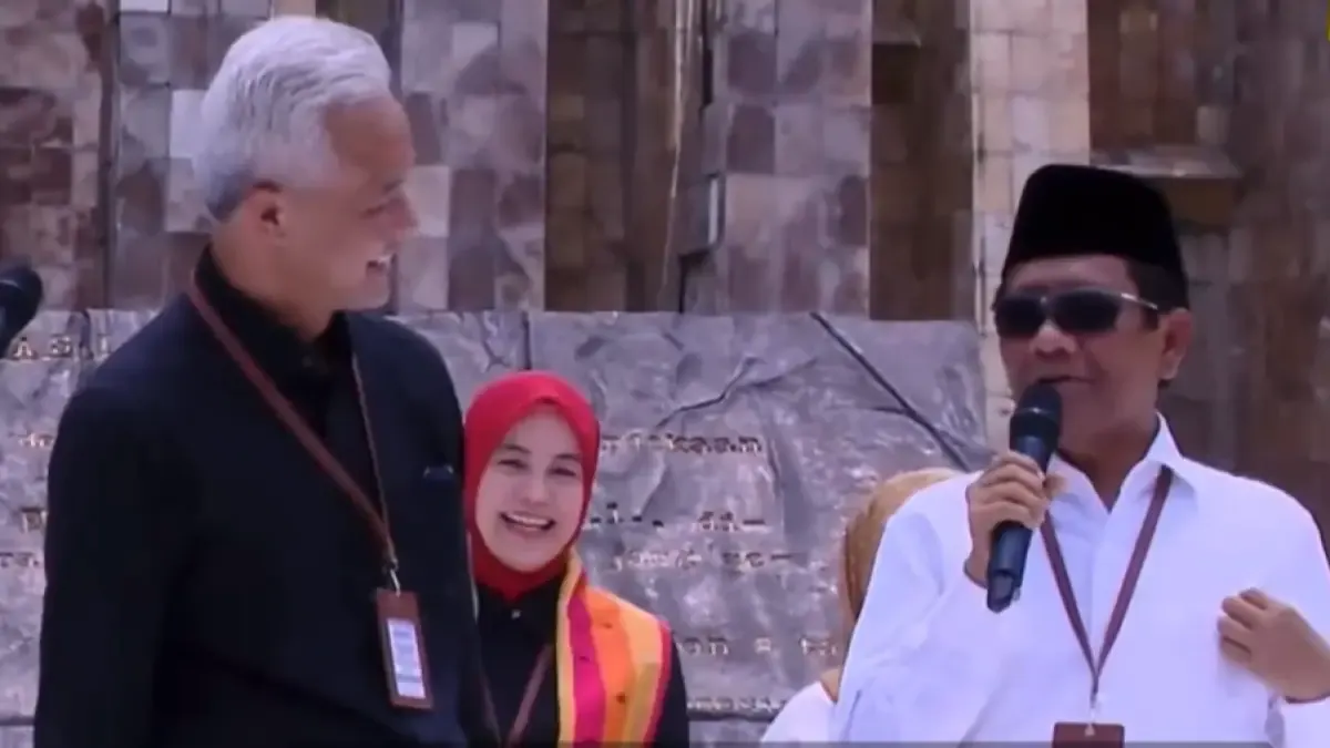 Mahfud MD bersama dengan Ganjar Pranowo mendatangi kantor KPU untuk mendaftarkan diri sebagai capres dan cawapres di Pilpres 2024 mendatang. (Sumber : Narasi)