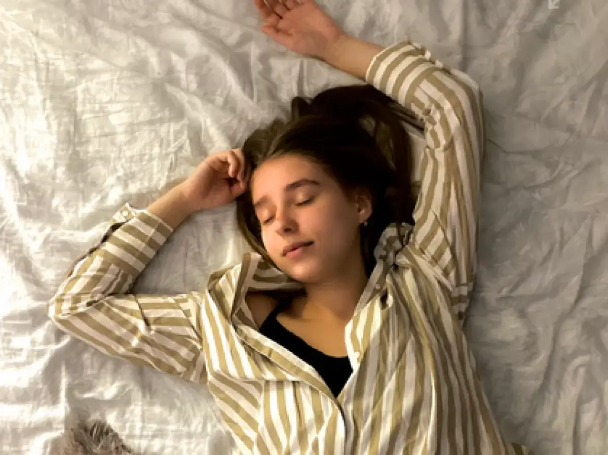 Ilustrasi seseorang yang tidur telentang (Sumber : Unsplash/MILAN GAZIEV)