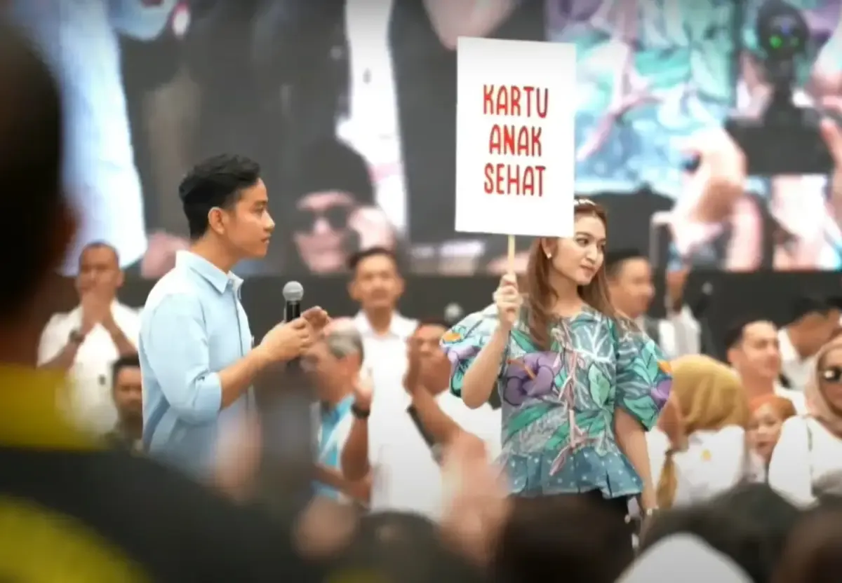 Gibran Rakabuming Raka memberikan bocoran tentang program-program unggulan, termasuk Kredit Start Up Milenial dan Kartu Anak Sehat. (Sumber : YouTube/Gerindra TV)