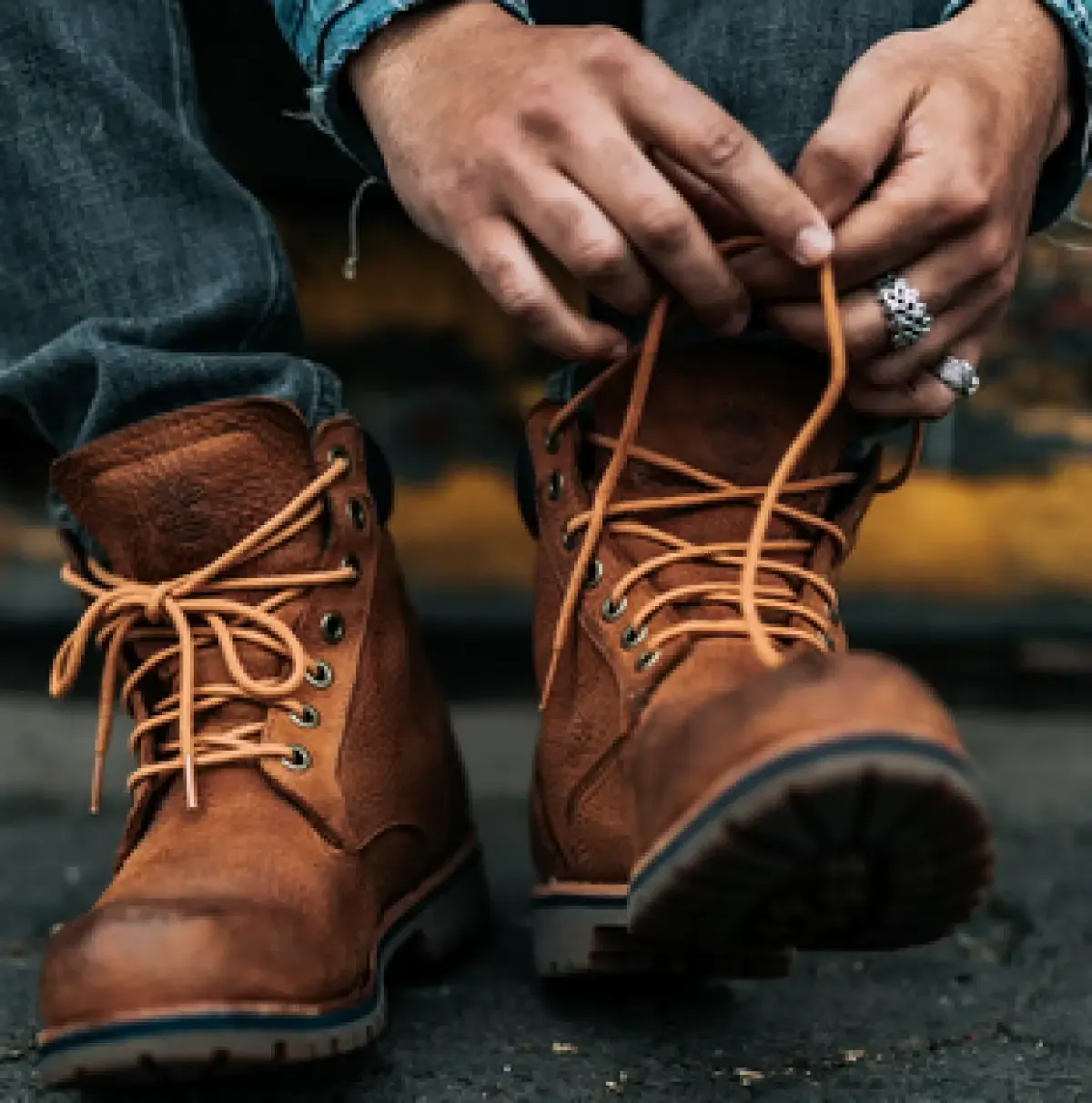 Ilustrasi sepatu kebesaran (Sumber : Unsplash/Nathan Dumlao)
