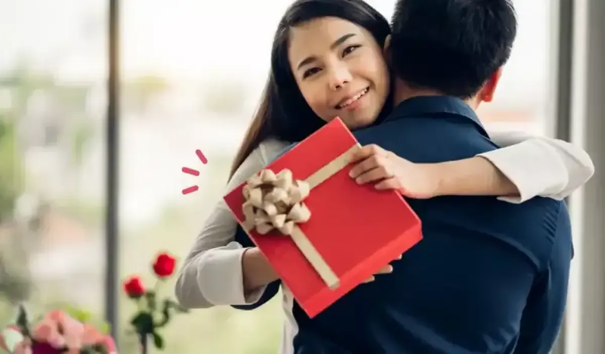 Ilustrasi. Pasangan yang kerap memberi hadiah bisa jadi tanda ia pasangan love bombing, waspada! (Sumber : Freepik)