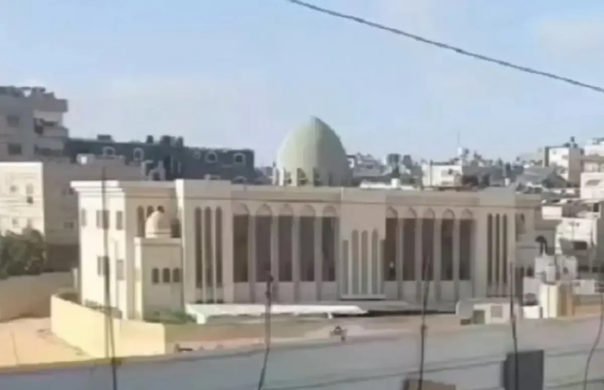 Sebuah masjid yang terletak di Bani Suhaila, Khan Younis, Jalur Gaza Selatan, hancur akibat serangan bom militer oleh Israel.