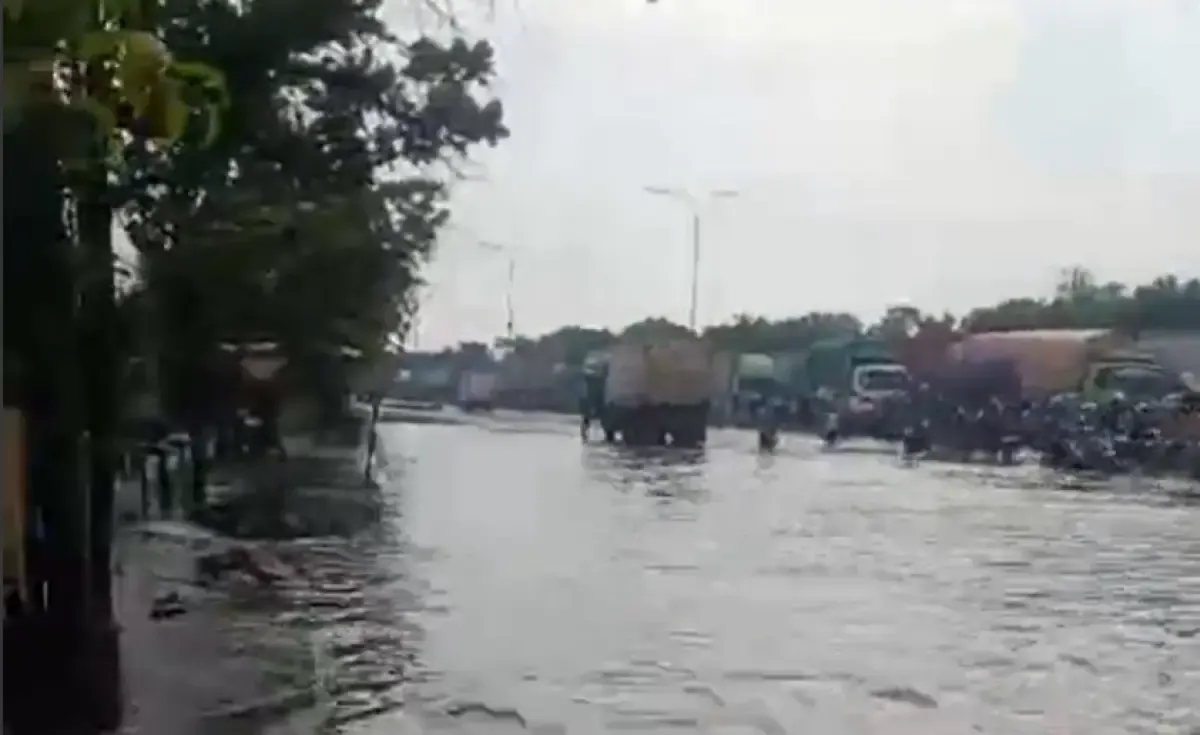 Pantauan Selasa 28 November 2023 pagi, banjir genangi Kubro Exit Tol Kaligawe, imbas hujan semalam. Sejumlah pengendara pilih putar balik. (Sumber : Instagram @infokejadian_genuk)