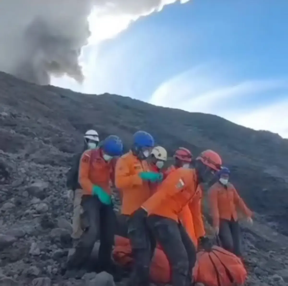 penampakan proses evakuasi pendaki korban erupsi Gunung MArapi oleh tim penyelamat gabungan (Sumber : instagram @info _nagarisumbar)