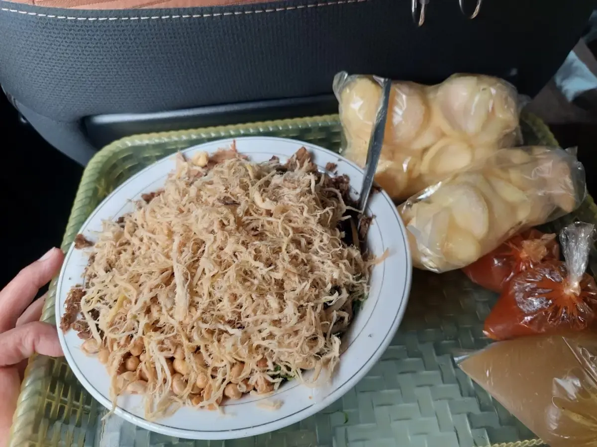 Cari sarapan pagi dan ingin makan bubur ayam Bandung di Kota Semarang? Bubur Ayam Mang Dede ini bisa jadi pilihan karena porsi bubur dan toppingnya tidak pelit. (Sumber : Google Dyah Irawan)