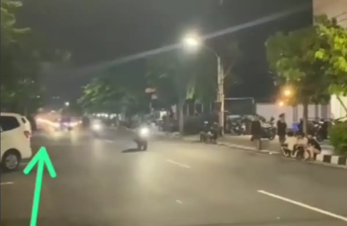 Balap liar atau ongkek di Jalan MT Haryono Mataram Kota Semarang, tewaskan seorang pemuda pengendara Kawasaki Ninja, diduga karena ada kucing melintas bukan dilempar helm, Sabtu 9 Desember 2023. (Sumber : Instagram @infokejadian_genuk)